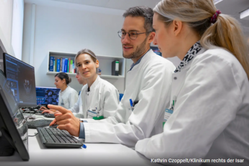Das Bild zeigt Wissenschaftlerinnen und Wissenschaftler am Computer