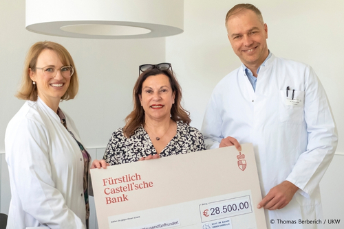 Gabriele Nelkenstock, die Vorsitzende des Vereins „Hilfe im Kampf gegen Krebs“ (Mitte), überreichte den Spendenscheck zur Finanzierung der FBREK-Nurse an Privatdozentin Dr. Tanja Schlaiß und Klinikdirektor Prof. Dr. Achim Wöckel von der Würzburger Universitäts-Frauenklinik.