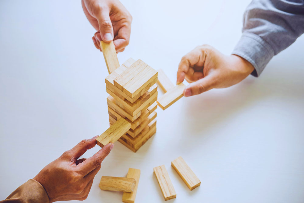 Das Bild zeigt Menschen beim Strategiespiel Jenga