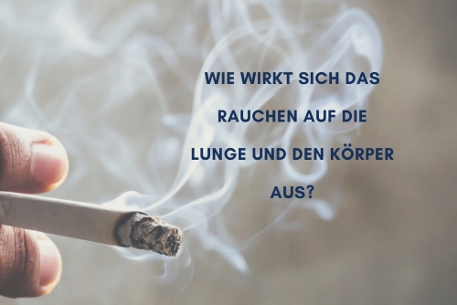 Das Bild zeigt eine Hand mit einer rauchenden Zigarette