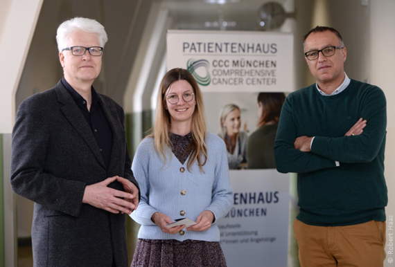 Glücklich über die Zusammenarbeit der Universitätskliniken der LMU und der TU: die beiden Direktoren das Patientenhauses, Volker Heinemann (links) und Hana Algül (rechts ) sowie die Koordinatorin des Patientenhauses, Julia Demmelhube