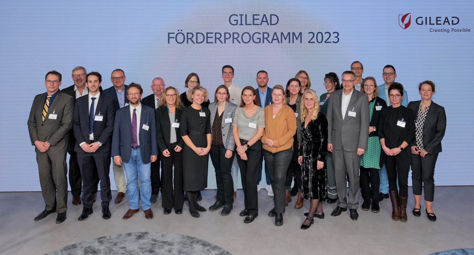 Bei der Verleihung der Gilead Research Grants am 22. November in Frankfurt am Main freuten sich neben Andoni Garitano-Trojaola (erste Reihe, zweiter von links) Forschende von 18 weiteren Projekten über die finanzielle Förderung. © Gilead Sciences GmbH