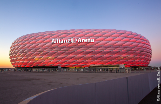 Stadiontour in der Allianz Arena des FC Bayern München mit den Preisträgern des Gewinnspiels vom Krebsinformationstag München